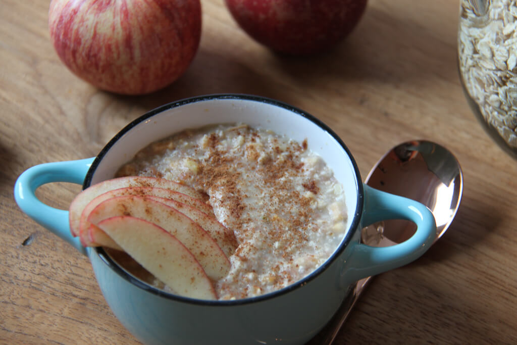Porridge mit Gewuerzen verfeinern